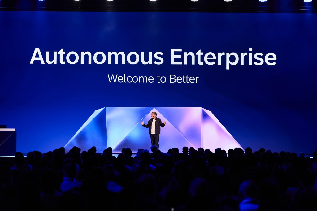 Presentación en un evento sobre 'Autonomous Enterprise' con un ponente en el escenario y una gran audiencia.